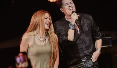 Shakira y Carlos Vives cantando juntos en un concierto en Miami.