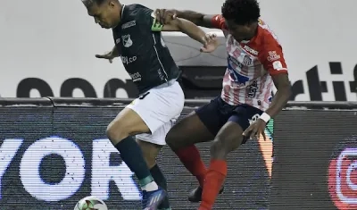 Teófilo Gutiérrez en un duelo con Didier Moreno. 