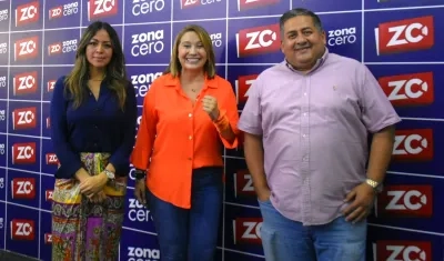 Verónica Patiño junto a los periodistas de Noticias RCN, Luisa Velásquez y Bernardo Sanabria