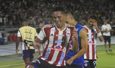 Carlos Bacca celebrando su gol.