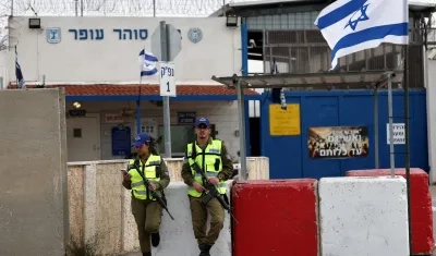 Guardias de seguridad israelíes vigilan la prisión militar de Ofer.