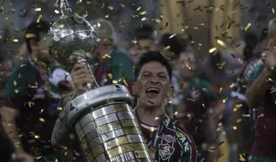 Germán Cano levantando el trofeo de la Copa Libertadores.