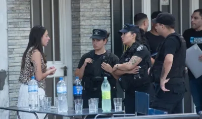 Agustina Scaglia, prima de Antonela Rocuzzo, hablando con policías.