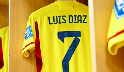 Camiseta de Luis Díaz en el camerino de la selección Colombia.