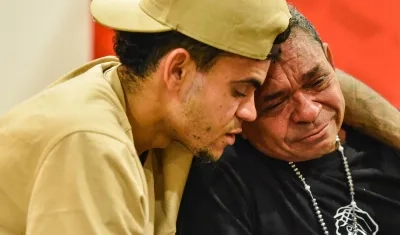 Luis Díaz llorando al lado de su padre Luis Manuel Díaz.