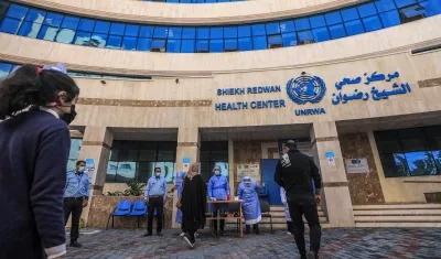 Fachada de un hospital gestionado por la Agencia de la ONU para los Refugiados Palestinos en Gaza.