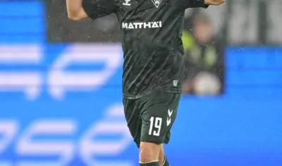 Rafael Santos Borré celebrando su tanto con el Werder Bremen.