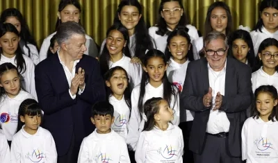 El ex Presidente Juan Manuel Santos  junto al ex comandante de las FARC, Rodrigo Londoño.