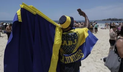 Aficionados de Boca Juniors en la playa de Copacabana. 