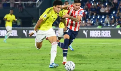 Luis Diaz intenta deshacerse de la marca del paraguayo Juan Cáceres. 