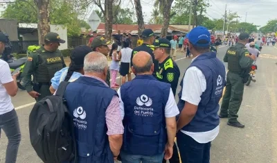 Funcionarios de la Defensoría del Pueblo junto con agentes policiales.