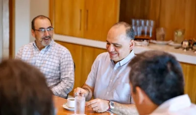 El presidente de la CAF, Sergio Diaz-Granados, y el alcalde electo de Santa Marta, Carlos Pinedo