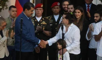 El Presidente Maduro y el empresario Alex Saab se saludan en el Palacio de Miraflores