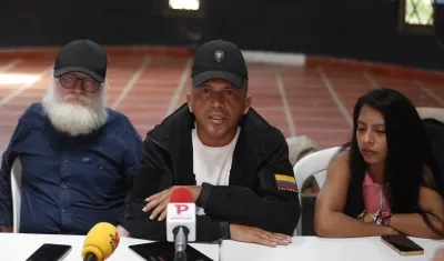 De izq. a der. Leopoldo Durán, nuevo jefe negociador de la disidencia de las FARC, Sebastián Martínez y Fernanda, durante una rueda de prensa, en Suárez.