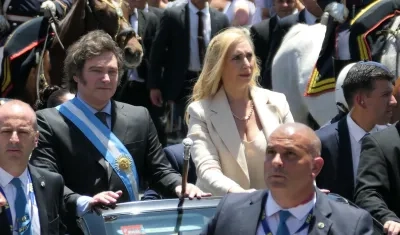 El nuevo presidente de Argentina, Javier Milei, y su hermana Karina Milei, recorren los alrededores de la Casa Rosada, luego de la posesión de este domingo
