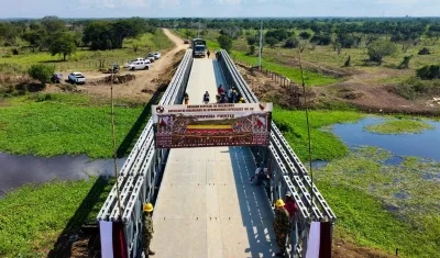 El puente metálico fue construido por la UNGRD y el Comando de Ingenieros del Ejército Nacional de Colombia