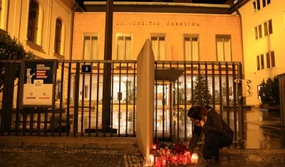 Ciudadanos pusieron velas cerca del lugar del tiroteo en la Universidad Carolina en el centro de Praga