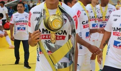 Víctor Cantillo con el trofeo de campeón de la Superliga, en 2019.