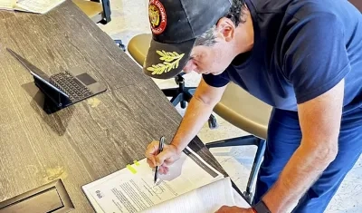 Alcalde Alejandro Char firmando el decreto.