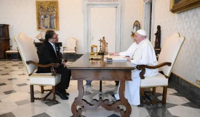 Presidente Gustavo Petro y el papa Francisco en El Vaticano. 