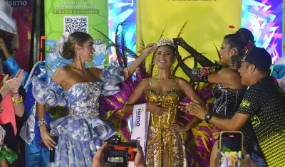 Reina Melissa Cure coronando a la Reina Popular de Las Malvinas, Daniela Ospino.