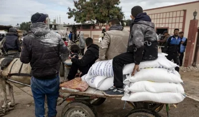 Palestinos recibiendo ayuda de la UNRWA.
