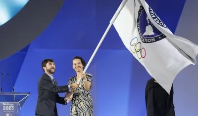 Jaime Pumarejo recibiendo la bandera de los Panamericanos.