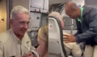 Álvaro Uribe recibió el cariño de quienes estaban en el avión.