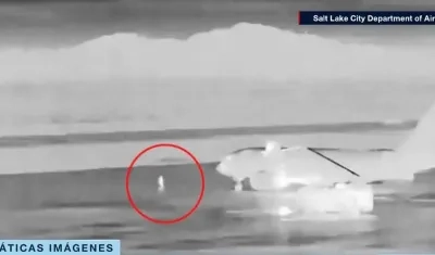 El pasajero corre hacia el avión en movimiento en el aeropuerto de Utah