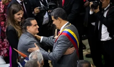 Nicolás Maduro saluda a Alex Saab en su rendición de cuentas ante la Asamblea Nacional.