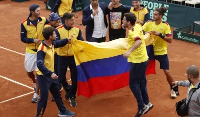 Adria Soriano (d), de Colombia, fue registrado este sábado, 3 de febrero, al celebrar, con sus compañeros de equipo. 