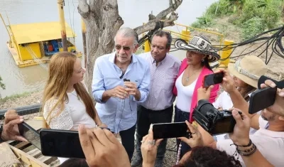 La diputada Alejandra Moreno; el gobernador Eduardo Verano; el gerente de Aresur, Ignacio Ballestas, y la alcaldesa de Manatí, Yaneris Acuña.