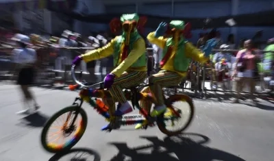 Marimondas en bicicleta durante la Gran Parada Carlos Franco.
