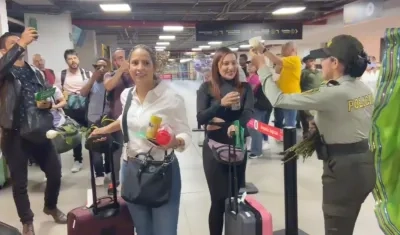 Recibimiento de turistas en el aeropuerto. 