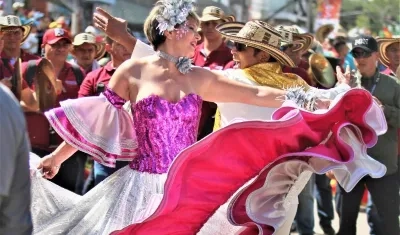 Verónica Alcocer bailando en el Carnaval de Barranquilla 2023. 