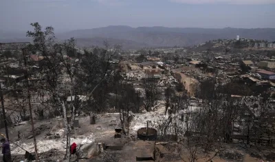Fotografía que muestra este lunes en el sector de Achupallas, afectado por incendios forestales de Viña del Mar