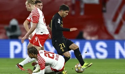 Brahin Díaz intenta escapar de la marca de varios jugadores del Leipzig. 