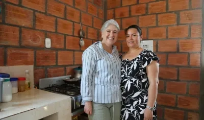 La MinVivienda Catalina Velasco con una beneficiaria de vivienda rural en la vereda El Boquerón, en zona rural de San José del Guaviare