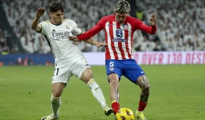 Brahim Díaz, autor del gol del Real Madrid, disputa el balón con Rodrigo De Paul. 
