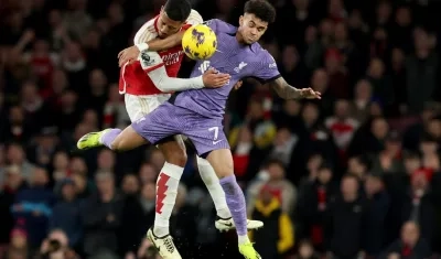 Luis Díaz disputa la pelota con William Saliba, del Arsenal. 