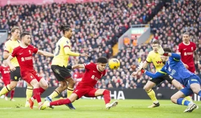 Luis Díaz marca el segundo gol del Liverpool ante el Burnley. 