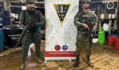 Soldados custodian el laboratorio de cocaína del 'Clan del Golfo' en Antioquia