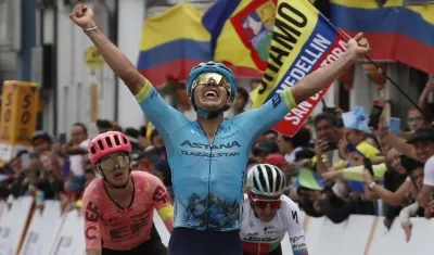 Harold Tejada celebra tras cruzar la meta como ganador de la segunda etapa del Tour Colombia. 