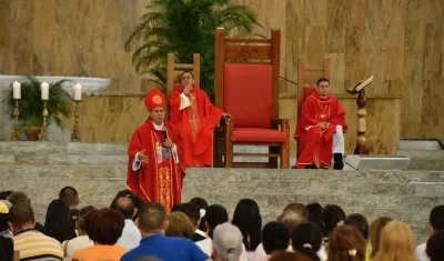 Monseñor Pablo Emiro Salas en la celebración del Domingo de Ramos en la Catedral de Barranquilla