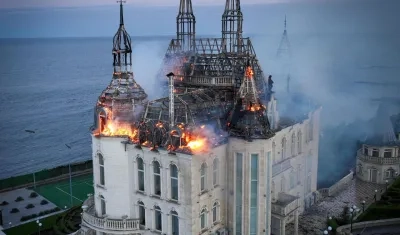 El castillo incendiado tras ser impactado por misiles. 