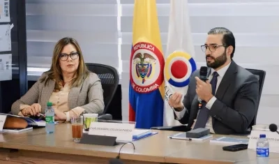 La fiscal general Luz Adriana Camargo y el contralor (e), Carlos Mario Zuluaga.