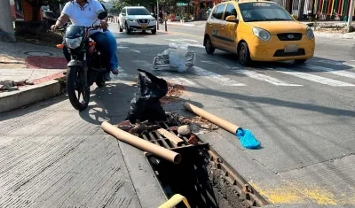 Rejilla robada en el barrio El Carmen. 