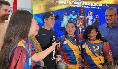 El alcalde Alex Char con las integrantes de la Selección Colombia Femenina de Fútbol para Amputados.  