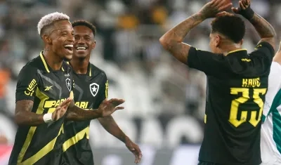 Tchê Tchê (izquierda) celebra el primer gol del Botafogo ante Boavista. 