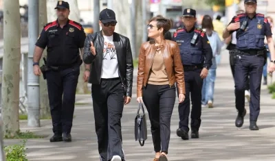 Dani Alves con su abogada Inés Guardiola. 